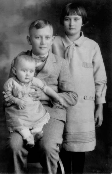 Greisen, Mark and sisters Alice and Evelyn May