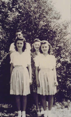 Everett, Norma Lee, Betty & Bonnie Horky on W Union Farm 1942